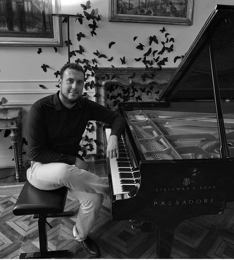 Intervista a Edoardo Brugnoli 1 Edoardo Brugnoli pianista foto seduto su pianoforte